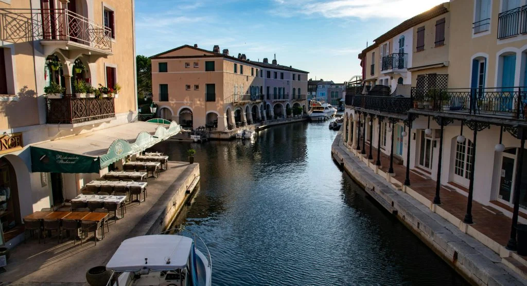 Canal food tourism with local cuisine and waterfront seating