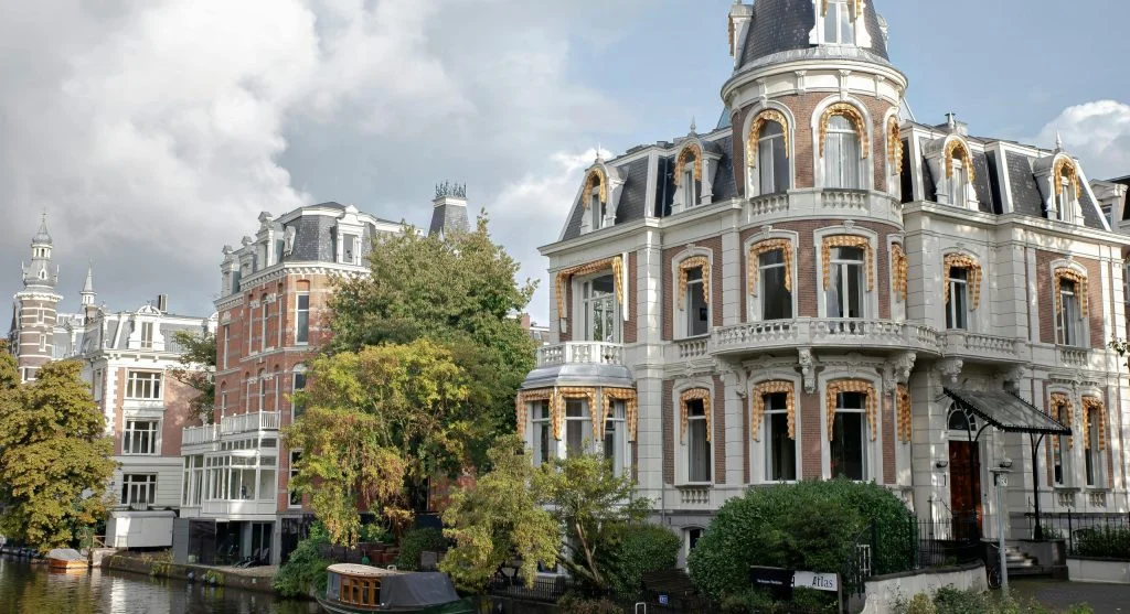 How to Choose the Right Luxury Canal Cruise for Your Travel Style