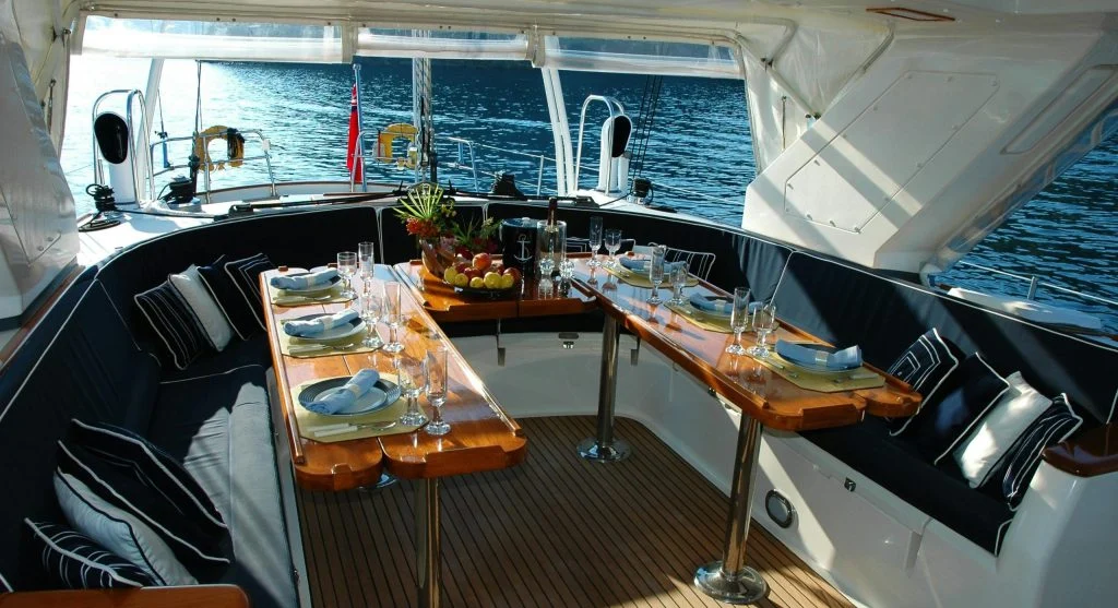 outdoor dining on luxury spring river cruise