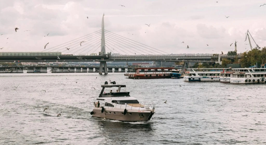 yacht cruise photography on small river