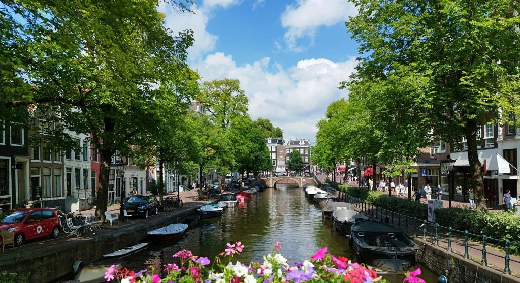 Why Spring Flower Routes Are Popular for European Canal Travel