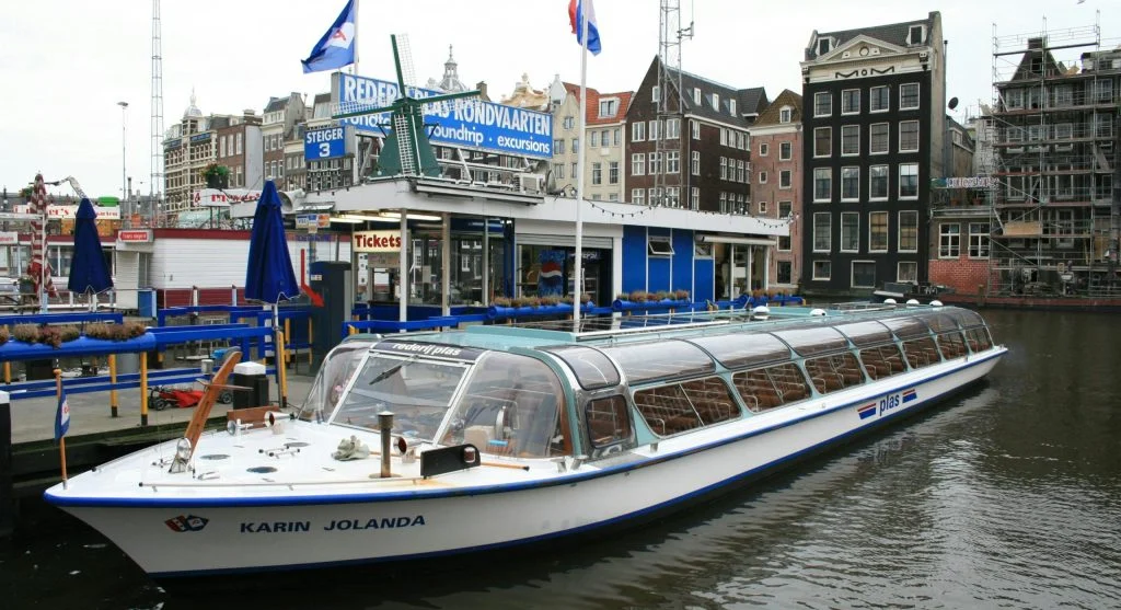 Seasonal breakfast served on a boat during a canal trip